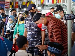 Anak-anak Divaksin Sambil Piknik Militer di Kapal Perang TNI AL