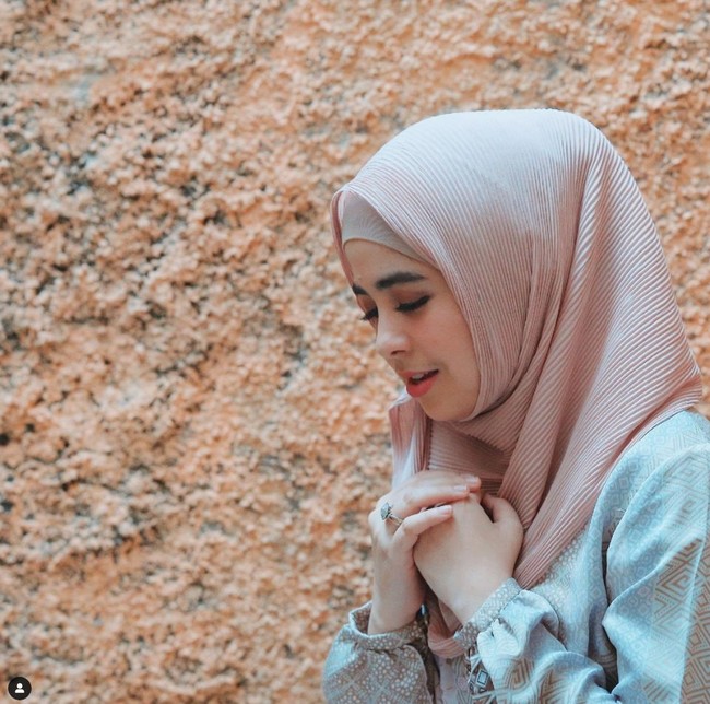 Pemain film Perempuan Berkalung Sorban ini juga terlihat memakai hijab plisket warna nude dilengkapi dengan inner bahan kaus. Ia berhadap agar tahun 2022 lebih baik dari tahun sebelumnya. Alhamdulillah untuk segala hal indah dan tanda cinta Allah untukku di 2021 ini. Bismillah untuk 2022 insyaAllah lebih indah dan lebih baik dari sebelumnya. Lebih semangat untuk ikhtiar maksimal dengan segala rencana di 2022 dan kedepannya, lebih bersyukur, lebih sabar dan lebih bisa membahagiakan dan bahagia di dunia & surganya Allah bersama-sama mereka yang mencintaiku karna Allah🤲🏻✨❤️, tulis @ristytagor.  Foto: Dok. Instagram @ristytagor.