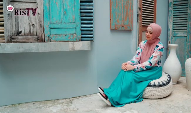 Saat ini kegiatan mantan istri Stuart Collin itu sedang sibuk mengcover lagu milik musisi Tanah Air. Dalam video klip yang ia unggah di akun Youtubenya itu, Risty tampil fresh dengan mengenakan dress hijab tosca dan hijab plisket warna mocca. Foto: Dok. Instagram @ristytagor.