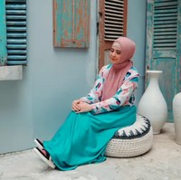Saat ini kegiatan mantan istri Stuart Collin itu sedang sibuk mengcover lagu milik musisi Tanah Air. Dalam video klip yang ia unggah di akun Youtubenya itu, Risty tampil fresh dengan mengenakan dress hijab tosca dan hijab plisket warna mocca. Foto: Dok. Instagram @ristytagor.