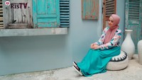 Risty Tagor tampak santai dengan gaya hijab barunya. Foto: Dok. Instagram @ristytagor.