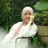 Pada unggahan lainnya, Risty Tagor memakai hijab pashmina polos warna nude yang dipadu dengan busana warna putih. Sambil berpose senyum, ia pun tampil memesona. Ia juga enggan menanggapi komentar negatif dengan penampilan terbarunya saat ini.  Foto: Dok. Instagram @ristytagor.