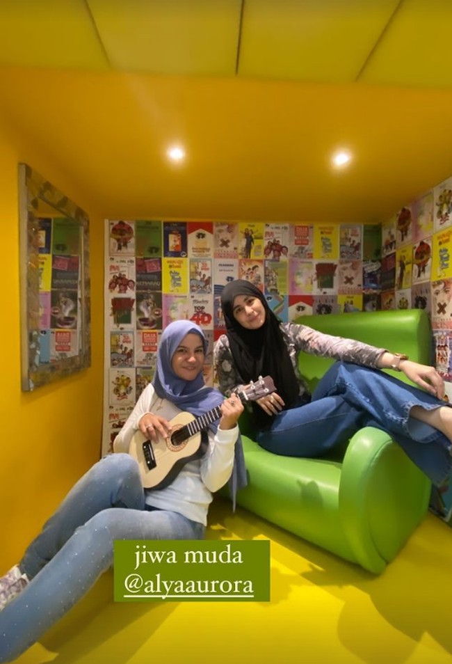 Dalam postingan Instagram Story, Risty Tagor mengatakan jika ia masih berjiwa muda. Ia terlihat menikmati ketika sedang sesi foto. Foto: Dok. Instagram @alyaaurora.