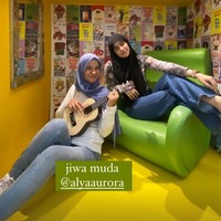 Dalam postingan Instagram Story, Risty Tagor mengatakan jika ia masih berjiwa muda. Ia terlihat menikmati ketika sedang sesi foto. Foto: Dok. Instagram @alyaaurora.