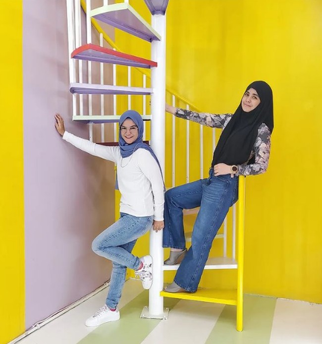 Risty Tagor juga mengabadikan momen saat berfoto bersama temannya. Risty tampil casual dan kekinian dengan mengenakan hijab instan hitam, baju atasan motif bunga, celana jeans, dan clogs wedges. Foto: Dok. Instagram @alyaaurora.