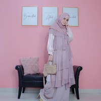 Wanita yang memiliki nama lengkap Ariestia Ramadhany Tagor Harahap sedang menjadi sorotan warganet. Pasalnya ia membuat video ketika sedang sesi foto. Dalam sesi foto itu Risty tampil dengan gaya baru dan tidak lagi mengenakan hijab syari. Foto: Dok. Instagram @ristytagor.