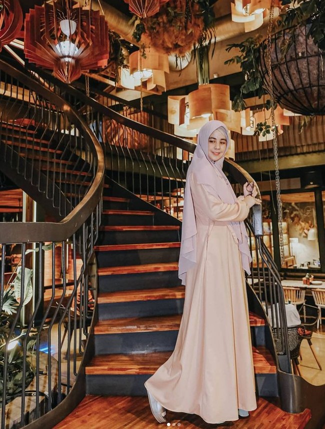 Penampilan baru Risty Tagor ini kemudian diunggah ulang oleh akun @admin_igtainment. Dalam postingan tersebut netizen mempertanyakan hijab syari yang menjadi ciri kas Risty Tagor. Penampilan baru Risty Tagor jadi sorotan netijen, seperti yang kita tahu nih biasanya Risty punya ciri khas dengan gamisnya. Bagaimana pendapat kalian? tulis @admin_igtainment. Foto: Dok. Instagram @ristytagor.