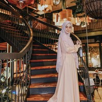 Penampilan baru Risty Tagor ini kemudian diunggah ulang oleh akun @admin_igtainment. Dalam postingan tersebut netizen mempertanyakan hijab syari yang menjadi ciri kas Risty Tagor. Penampilan baru Risty Tagor jadi sorotan netijen, seperti yang kita tahu nih biasanya Risty punya ciri khas dengan gamisnya. Bagaimana pendapat kalian? tulis @admin_igtainment. Foto: Dok. Instagram @ristytagor.