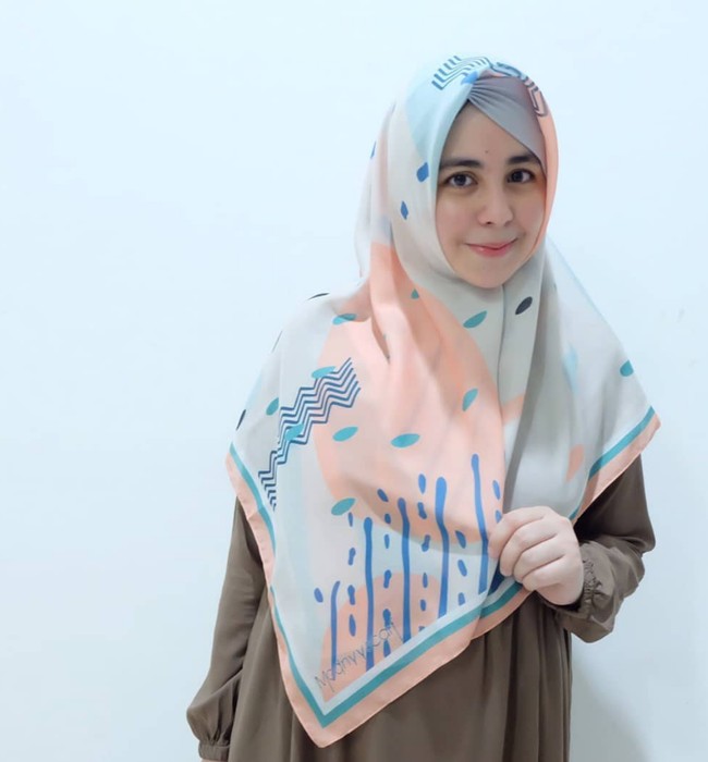 Postingan tersebut langsung mendapatkan beragam komentar dari warganet. Ada yang mengatakan agar Risty tidak membuka hijab. Berubah itu mudah, istiqomah yang susah. Semoga dia tetap istiqomah untuk berhijab, ucap akun @wied.uwied. Asal jangan dibuka aja jilbabnya, yang penting sopan semua ok la, ujar akun @pu3rebeka. Nggak apa-apa lah, mungkin bosen pakai gamis terus. Asal jangan kayak selebgram centang biru yang ujung-ujungnya buka jilbab terus baju minim, miris banget, saut akun @anggimartha. Foto: Dok. Instagram @ristytagor.