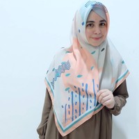 Postingan tersebut langsung mendapatkan beragam komentar dari warganet. Ada yang mengatakan agar Risty tidak membuka hijab. Berubah itu mudah, istiqomah yang susah. Semoga dia tetap istiqomah untuk berhijab, ucap akun @wied.uwied. Asal jangan dibuka aja jilbabnya, yang penting sopan semua ok la, ujar akun @pu3rebeka. Nggak apa-apa lah, mungkin bosen pakai gamis terus. Asal jangan kayak selebgram centang biru yang ujung-ujungnya buka jilbab terus baju minim, miris banget, saut akun @anggimartha. Foto: Dok. Instagram @ristytagor.