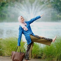 Di akun Instagramnya, artis berusia 32 tahun itu membagikan foto OOTD ketika berada di taman air mancur. Risty Tagor mengenakan hijab pashmina nude yang dibentuk simpel, atasan biru dan celana motif tabrak.  Foto: Dok. Instagram @ristytagor.