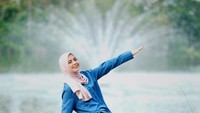 Risty Tagor belakangan sering tampil dengan gaya hijab barunya. Foto: Dok. Instagram @ristytagor.
