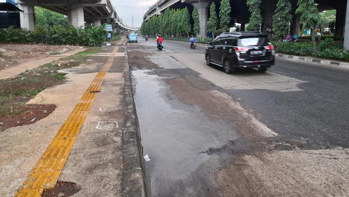 Genangan di DI Panjaitan, Jakarta Timur.