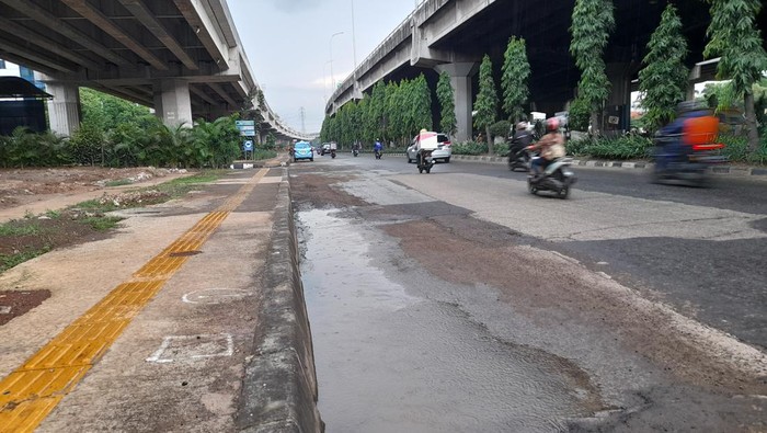 Genangan di DI Panjaitan, Jakarta Timur.