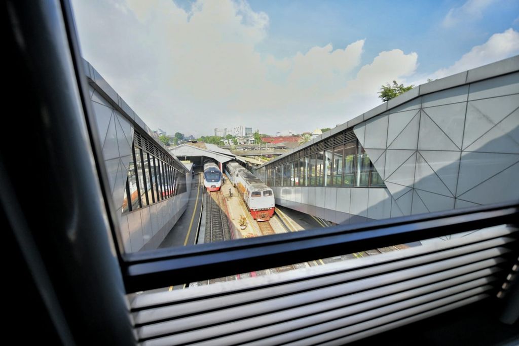 Gubernur Jawa Barat (Jabar) Ridwan Kamil melakukan inspeksi terakhir jalur kereta api Cibatu-Garut sebelum resmi dioperasikan dalam waktu dekat. (Dok. Humas Jabar)