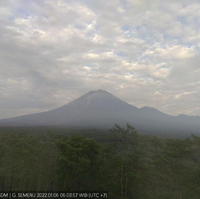 Gunung Semeru berada di level III atau siaga. Pagi ini, gunung tersebut terlihat jelas, asap kawah nihil dan cuaca di sekitar Semeru cerah hingga berawan.