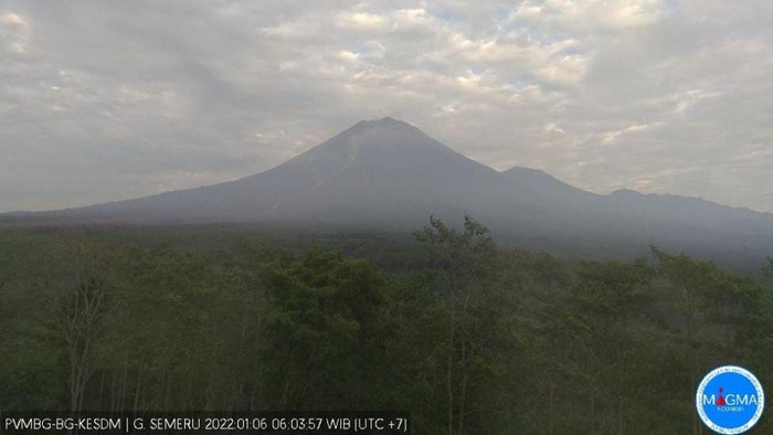 Gunung Semeru berada di level III atau siaga. Pagi ini, gunung tersebut terlihat jelas, asap kawah nihil dan cuaca di sekitar Semeru cerah hingga berawan.