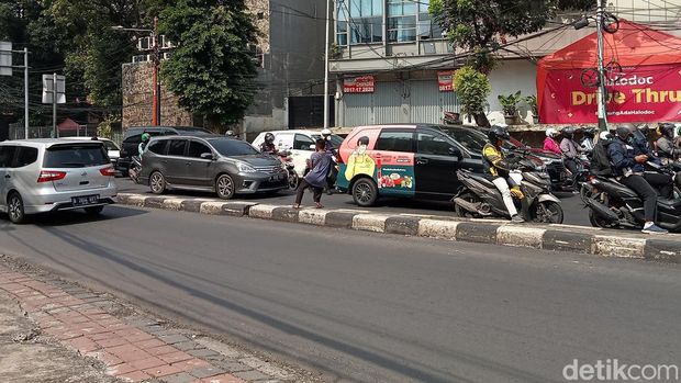 Halil, atlet penjual tisu, menjajakan dagangan di Jl Wijaya I, Jakarta Selatan. (Anggi Muliawati/detikcom)