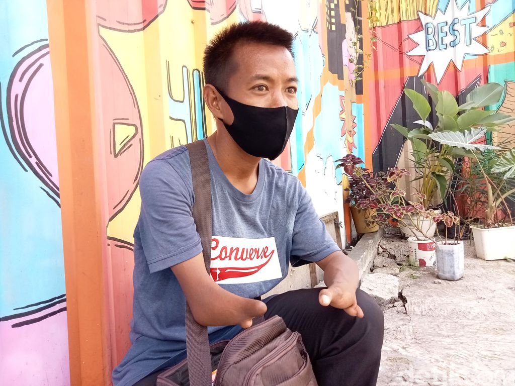 Halil, atlet penjual tisu, menjajakan dagangan di Jl Wijaya I, Jakarta Selatan. (Anggi Muliawati/detikcom)