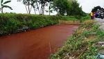 Hiii...Sungai Ledeng di Mojokerto Berwarna Merah Darah