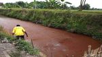 Hiii...Sungai Ledeng di Mojokerto Berwarna Merah Darah