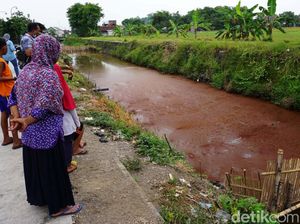 Terungkap Penyebab Sungai Ledeng di Mojokerto Berwarna Merah Darah