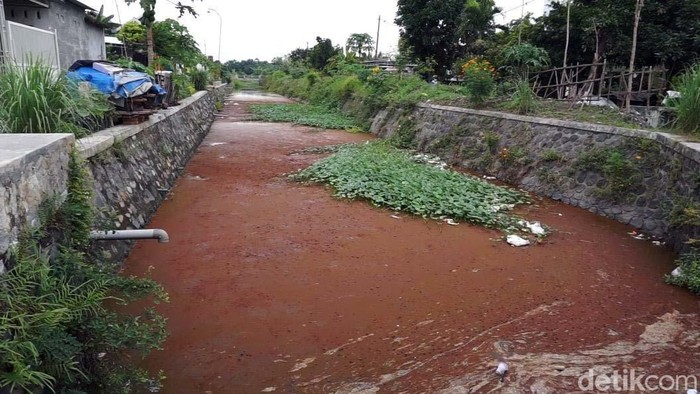 Hiii...Sungai Ledeng di Mojokerto Berwarna Merah Darah Warna Sungai Ledeng di Kecamatan Mojoanyar, Mojokerto berubah menjadi merah darah. Menurut warga, fenomena ini terjadi sejak tiga hari yang lalu.