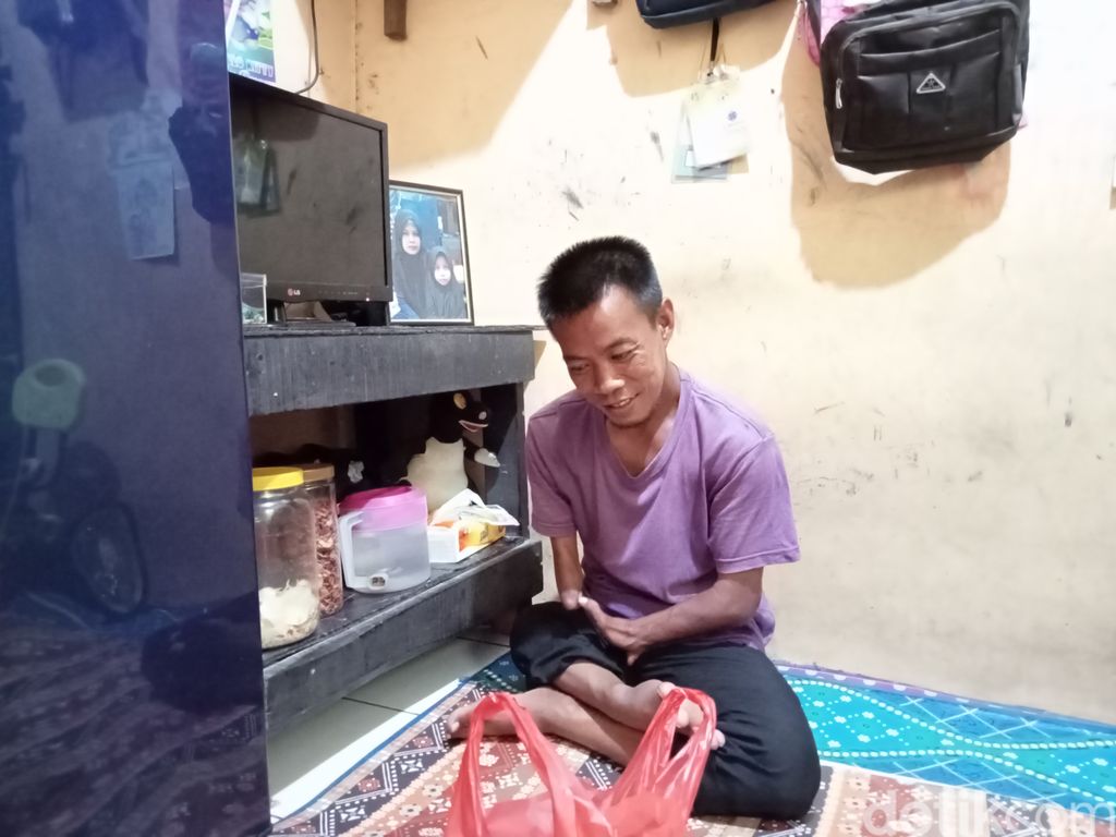 Holil atlet disabilitas penjual tisu di rumahnya, Bekasi. (Anggi Muliawati/detikcom)