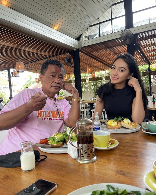 Melalui akun Instagram pribadinya, pengacara kondang tersebut kerap membagikan foto-fotonya. Walaupun penampilannya terlihat beruubah, namun kebiasaan Hotman untuk berfoto bersama wanita-wanita cantik masih tetap sama. Foto: Instagram/@hotmanparisofficial