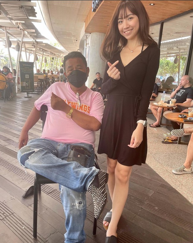 Penampilan Hotman yang semakin terlihat kurus itu pun membuat beberapa netizen jadi bertanya. Makin kurusan atau faktor U Bg hot?? komentar salah seorang netizen. Bang hotman sekarang kelihatan tiruss, tambah netizen lain. Foto: Instagram/@hotmanparisofficial