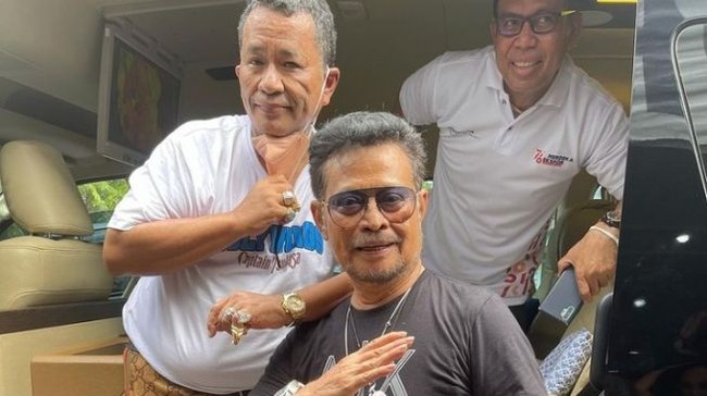 Walau kini terlihat lebih kurus, namun gaya Hotman Paris masih sama. Seperti dalam foto yang satu ini. Foto: Instagram/@hotmanparisofficial