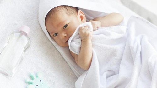 Ilustrasi cara memandikan bayi baru lahir