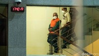 Rahmat Effendi alias Pepen turun usai menjalani pemeriksaan dengan mengenakan rompi oranye atau rompi tahanan KPK.