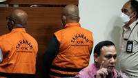 KPK menduga Rahmat Effendi terlibat dalam kasus dugaan suap jual beli jabatan serta pengadaan barang dan jasa.