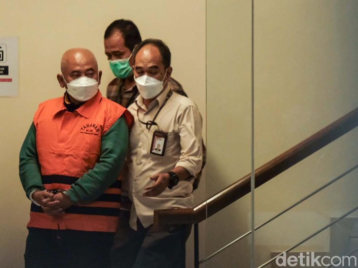 Wali Kota Bekasi Rahmat Effendi resmi jadi tersangka kasus pengadaan barang dan jasa serta lelang jabatan. Begini penampakan Rahmat Effendi saat mengenakan rompi tahanan KPK.