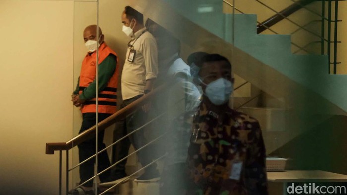 Wali Kota Bekasi Rahmat Effendi resmi jadi tersangka kasus pengadaan barang dan jasa serta lelang jabatan. Begini penampakan Rahmat Effendi saat mengenakan rompi tahanan KPK.