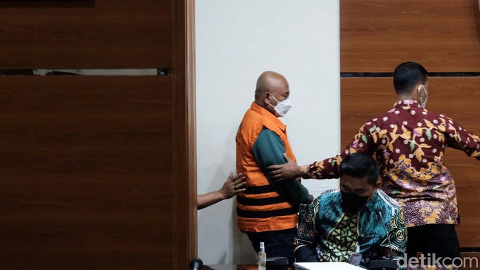 Jadi Tersangka KPK, Wali Kota Bekasi Pakai Rompi Tahanan Wali Kota Bekasi Rahmat Effendi resmi jadi tersangka kasus pengadaan barang dan jasa serta lelang jabatan. Begini penampakan Rahmat Effendi saat mengenakan rompi tahanan KPK.