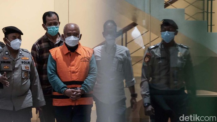 Jadi Tersangka KPK, Wali Kota Bekasi Pakai Rompi Tahanan Wali Kota Bekasi Rahmat Effendi resmi jadi tersangka kasus pengadaan barang dan jasa serta lelang jabatan. Begini penampakan Rahmat Effendi saat mengenakan rompi tahanan KPK.