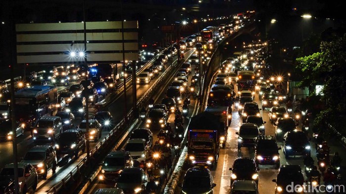 DKI Jakarta sekarang kembali berstatus PPKM level 2. Tol Dalam Kota arah Cawang terpantau macet.