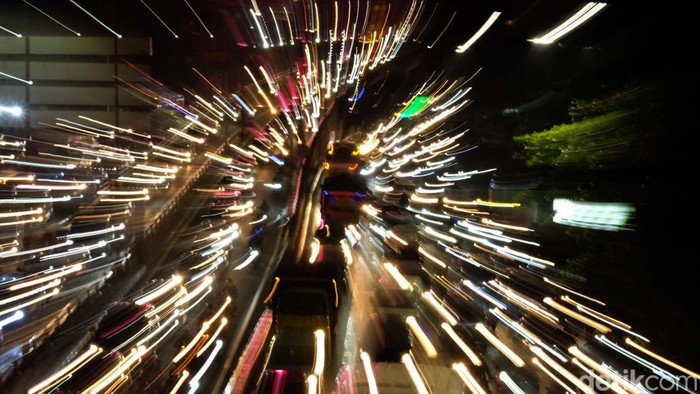 Jakarta PPKM Level 2, Begini Macetnya Tol Dalam Kota DKI Jakarta sekarang kembali berstatus PPKM level 2. Tol Dalam Kota arah Cawang terpantau macet.