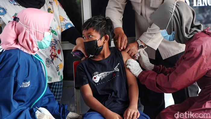 Kejar Vaksinasi Anak untuk Mendukung PTM Vaksinasi untuk anak terus digalakan. Hal ini untuk mendukung pembelajaran tatap muka (PTM) yang mulai dilaksanakan 100%.