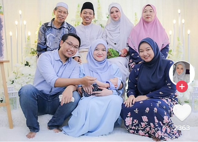 Hanis mengungkapkan jika keluarganya mendukung keputusan dipinang mantan muridnya. Awalnya keluarga kami membutuhkan waktu untuk menerima keputusan kami. Tetapi setelah saya dan suami berjumpa dengan keluarga. Semuanya Alhamdulillah memberikan lampu hijau, terangnya. Kedua keluarga sudah saling mengenal satu sama lain dan merasa cocok. Pada September 2021 Hanis dan Hazim sepakat untuk mengadakan acara lamaran. Setelah itu, keduanya menikah pada 10 Desember 2021. Foto: Dok. Tangkapan layar akun TikTok @anieshashim.