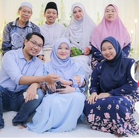 Hanis mengungkapkan jika keluarganya mendukung keputusan dipinang mantan muridnya. Awalnya keluarga kami membutuhkan waktu untuk menerima keputusan kami. Tetapi setelah saya dan suami berjumpa dengan keluarga. Semuanya Alhamdulillah memberikan lampu hijau, terangnya. Kedua keluarga sudah saling mengenal satu sama lain dan merasa cocok. Pada September 2021 Hanis dan Hazim sepakat untuk mengadakan acara lamaran. Setelah itu, keduanya menikah pada 10 Desember 2021. Foto: Dok. Tangkapan layar akun TikTok @anieshashim.