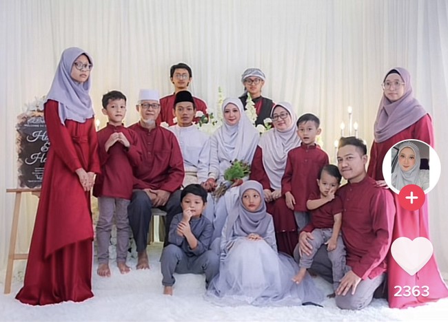 Pada Juni 2021, Hazim mengirim pesan mengejutkan kepada Hanis. Dia mengatakan tidak ingin memanggil Hanis sebagai guru. Kemudiannya dia menyatakan hasratnya untuk tidak memanggil saya cikgu atau guru dan ingin mengenali diri saya dengan lebih dalam, kenang Hanis. So that is how we start and then, masuk bulan Juli dia bawa saya berkenalan dengan ibunya. Bulan Agustus saya gantian yang membawa dia berkenalan dengan keluarga saya, lanjutnya. Foto: Dok. Tangkapan layar akun TikTok @anieshashim.