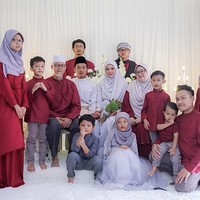 Pada Juni 2021, Hazim mengirim pesan mengejutkan kepada Hanis. Dia mengatakan tidak ingin memanggil Hanis sebagai guru. Kemudiannya dia menyatakan hasratnya untuk tidak memanggil saya cikgu atau guru dan ingin mengenali diri saya dengan lebih dalam, kenang Hanis. So that is how we start and then, masuk bulan Juli dia bawa saya berkenalan dengan ibunya. Bulan Agustus saya gantian yang membawa dia berkenalan dengan keluarga saya, lanjutnya. Foto: Dok. Tangkapan layar akun TikTok @anieshashim.