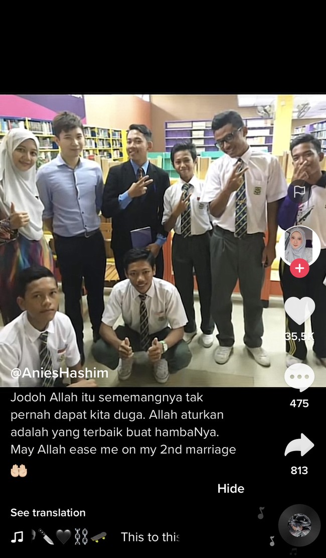 Kisah cinta mantan guru dan murid ini awalnya diunggah oleh akun TikTok @anieshashim. Ia adalah seorang guru dan mengunggah momen ketika bersama anak muridnya. Warganet terkejut ketika Anies membagikan foto-foto pernikahan bersama mantan anak muridnya. Jodoh Allah itu memang tidak ada yang dapat kita duga. Allah aturkan adalah yang terbaik buat hambaNya. May Allah ease me on my 2nd marriage, tulis akun TikTok @anieshashim. Foto: Dok. Tangkapan layar akun TikTok @anieshashim.