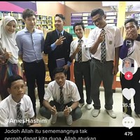 Kisah cinta mantan guru dan murid ini awalnya diunggah oleh akun TikTok @anieshashim. Ia adalah seorang guru dan mengunggah momen ketika bersama anak muridnya. Warganet terkejut ketika Anies membagikan foto-foto pernikahan bersama mantan anak muridnya. Jodoh Allah itu memang tidak ada yang dapat kita duga. Allah aturkan adalah yang terbaik buat hambaNya. May Allah ease me on my 2nd marriage, tulis akun TikTok @anieshashim. Foto: Dok. Tangkapan layar akun TikTok @anieshashim.