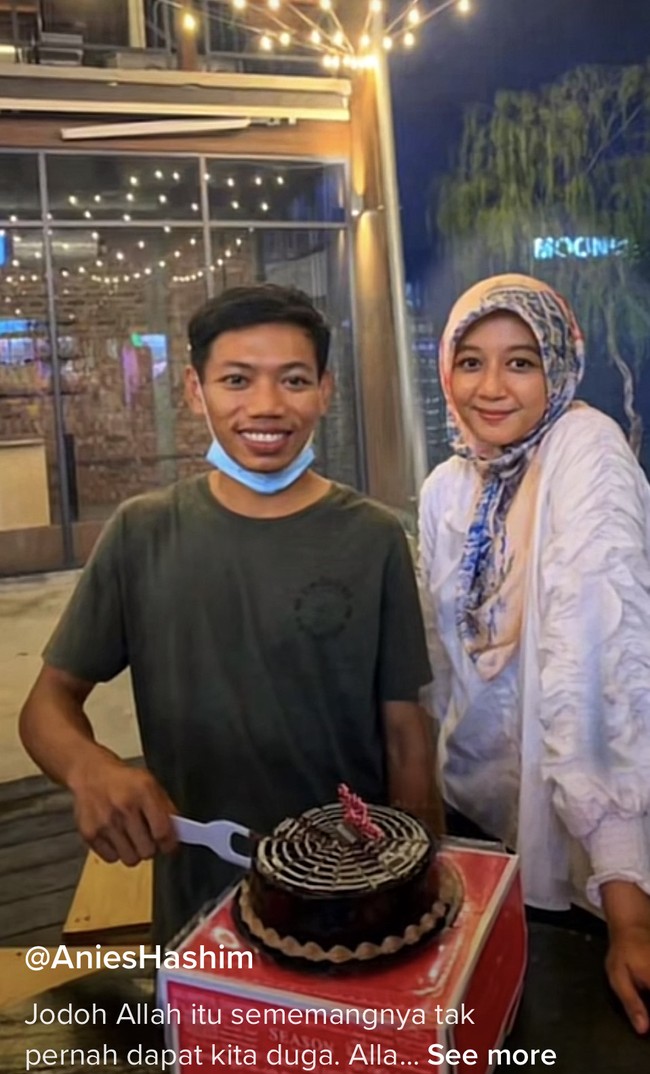 Anies Hashim mengatakan jika kisah cintanya tidak dimulai sejak mereka masih sama-sama di sekolah. Usai dia ujian pun kami tidak menghubungi satu sama lain. Sampai suatu hari angkatan dia membuat acara reunian. Dan ia pun baru tahu kalau saya single mother, ucap Anies. Foto: Dok. Tangkapan layar akun TikTok @anieshashim.