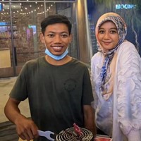 Anies Hashim mengatakan jika kisah cintanya tidak dimulai sejak mereka masih sama-sama di sekolah. Usai dia ujian pun kami tidak menghubungi satu sama lain. Sampai suatu hari angkatan dia membuat acara reunian. Dan ia pun baru tahu kalau saya single mother, ucap Anies. Foto: Dok. Tangkapan layar akun TikTok @anieshashim.