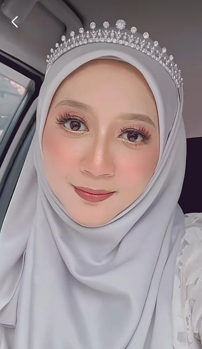 Dalam wawancara dengan Wolipop, Nurhanis Zahidah atau akrab disapa Hanis mengaku dinikahi mantan muridnya yang bernama Muhammad Hazim. Hanis mengaku terkejut ketika mengetahui postingannya viral di media sosial bahkan sampai diketahui netizen Indonesia. Saya kaget karena saya tidak tahu jika sudah viral. Hingga suami sudah pulang dari kerja, terima kiriman WhatsApp dari rekannya. Kemudian suami saya bertanya kepada saya sayang, video apa yang viral ni? Barulah saya buka TikTok, ujarnya. Foto: Dok. Tangkapan layar akun TikTok @anieshashim.